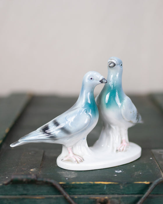 Pigeon couple statue